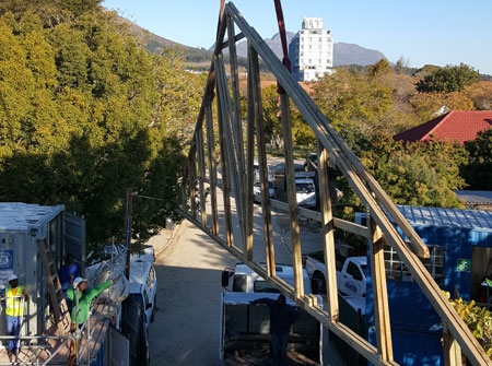 Cape Roof - Positioning Large Trusses with Crane